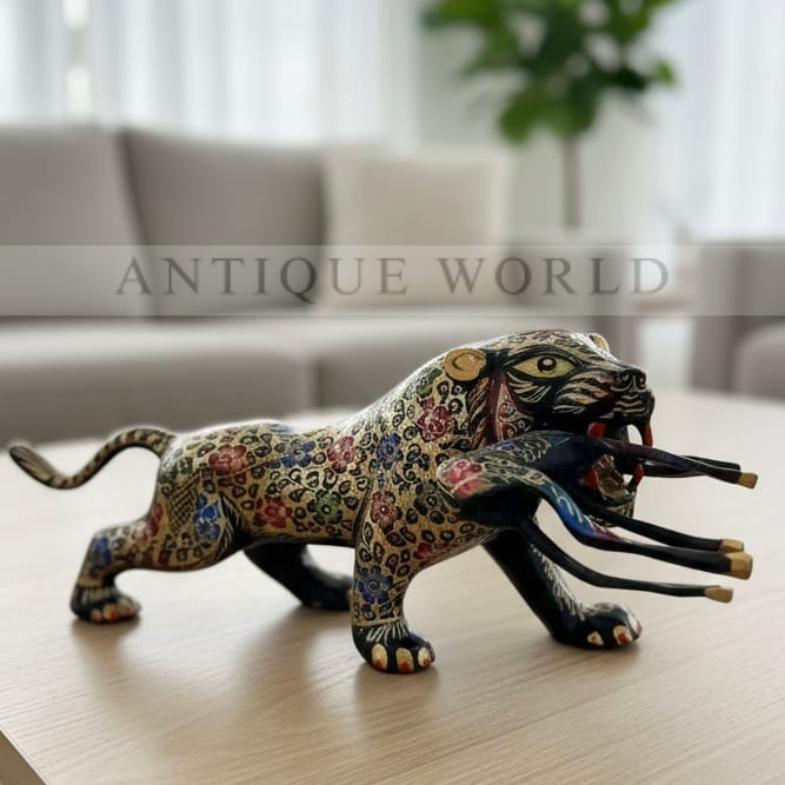 Traditional Art Style Brass Decorative l Lion Hunting Statue